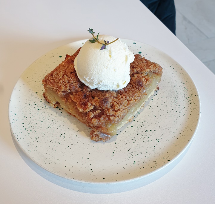 은곡마을-세곡동에-있는-한옥-갤러리카페-에이치오름-애플크럼블-위에-바닐라아이스크림이-올려져있다-icecream-is-melting-on-the-applecrumble