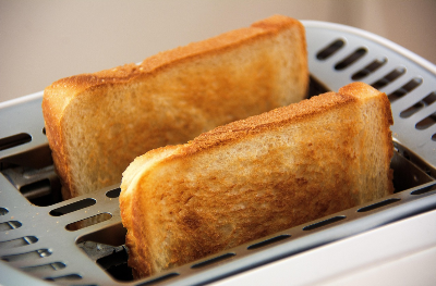 토스트는 왜 구우면 더 고소하고 바삭해질까? 식빵의 맛이 달라지는 이유