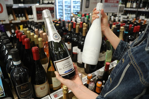 이마트 와인장터 매대에 진열된 와인 병들