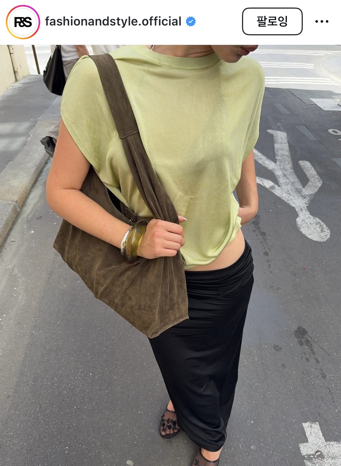 올리브 그린 티셔츠의 차분함, 러프한 빅백으로 완성한 빈티지 룩, 로우웨이스트 스커트로 연출한 과감한 감성 관련 사진