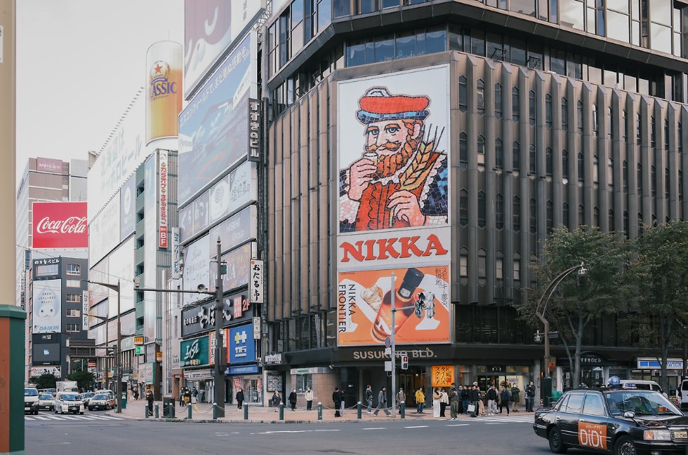 일본 삿포로의 번화가인 스스키노(Susukino) 거리에 있는 니카 위스키(NIKKA)의 상징 니카상