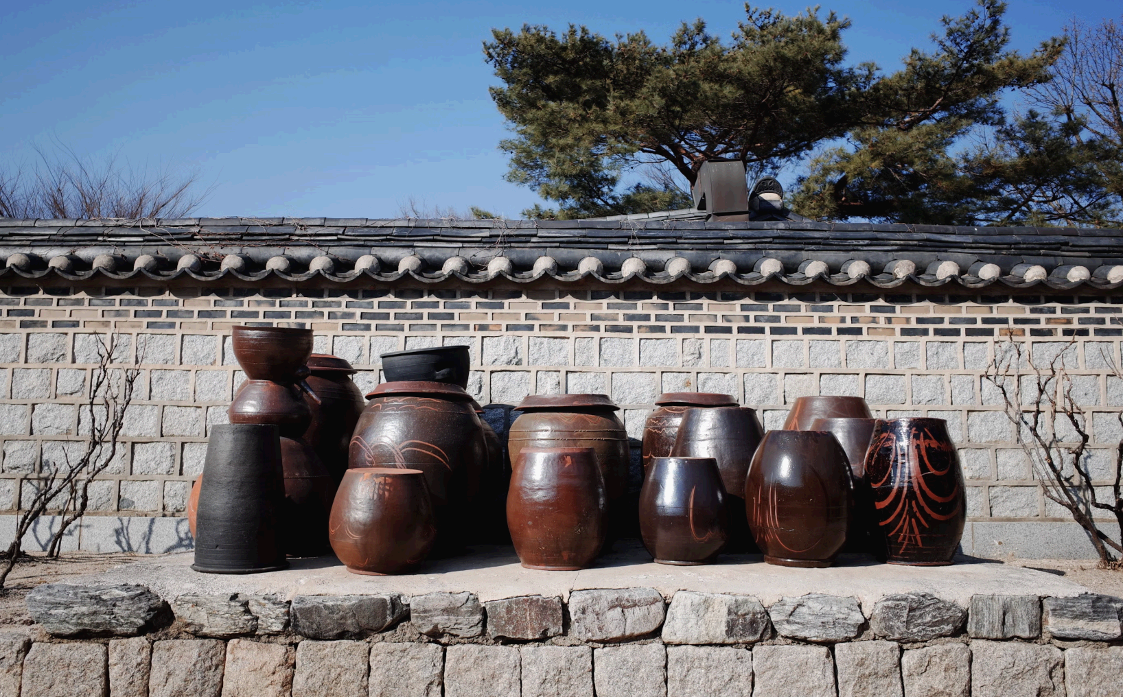 장독대(醬缸臺)는 왜 특정 방향에 놓았을까? – 발효 음식과 공기 흐름의 관계