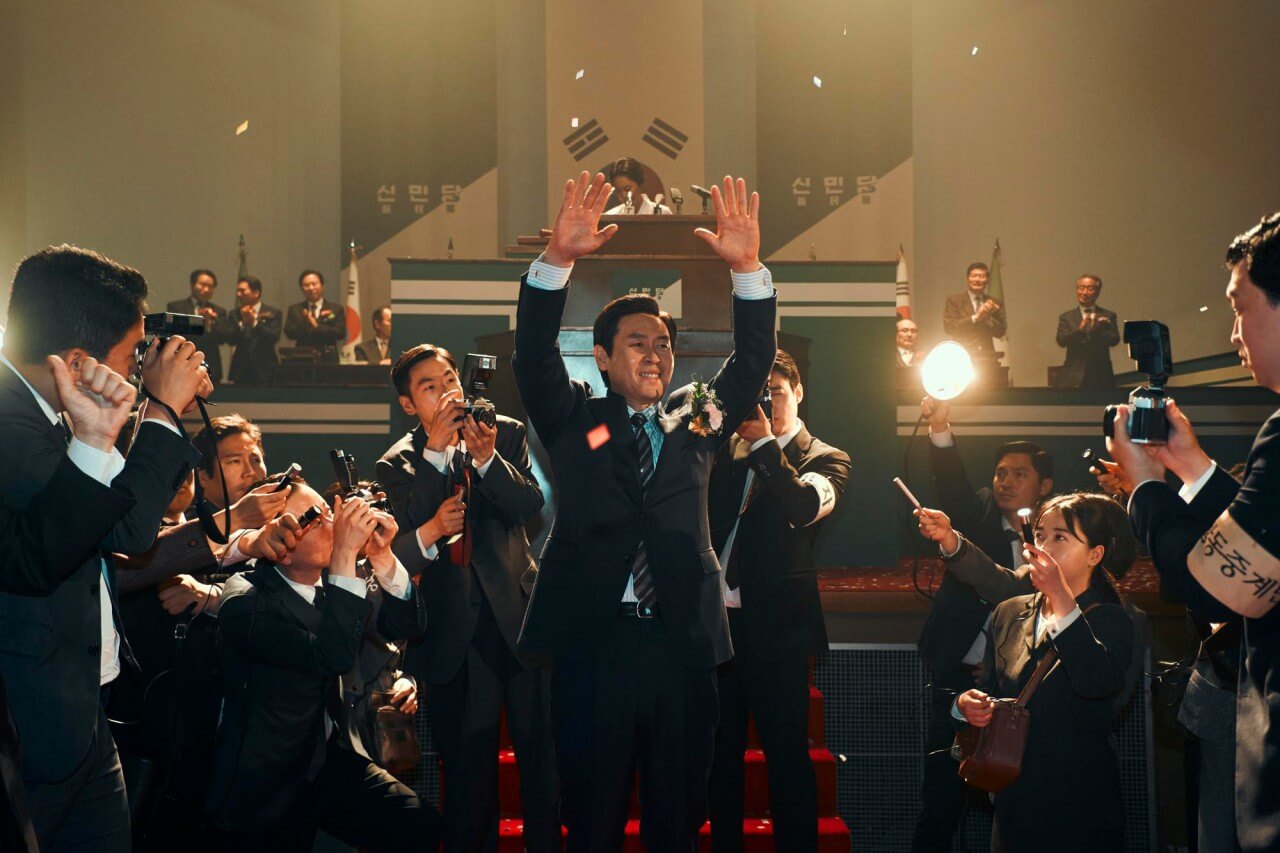 신민당 경선에서 대선 후보로 당선되어 손을 들고 인사하는 김운범과 기자들의 사진 촬영
