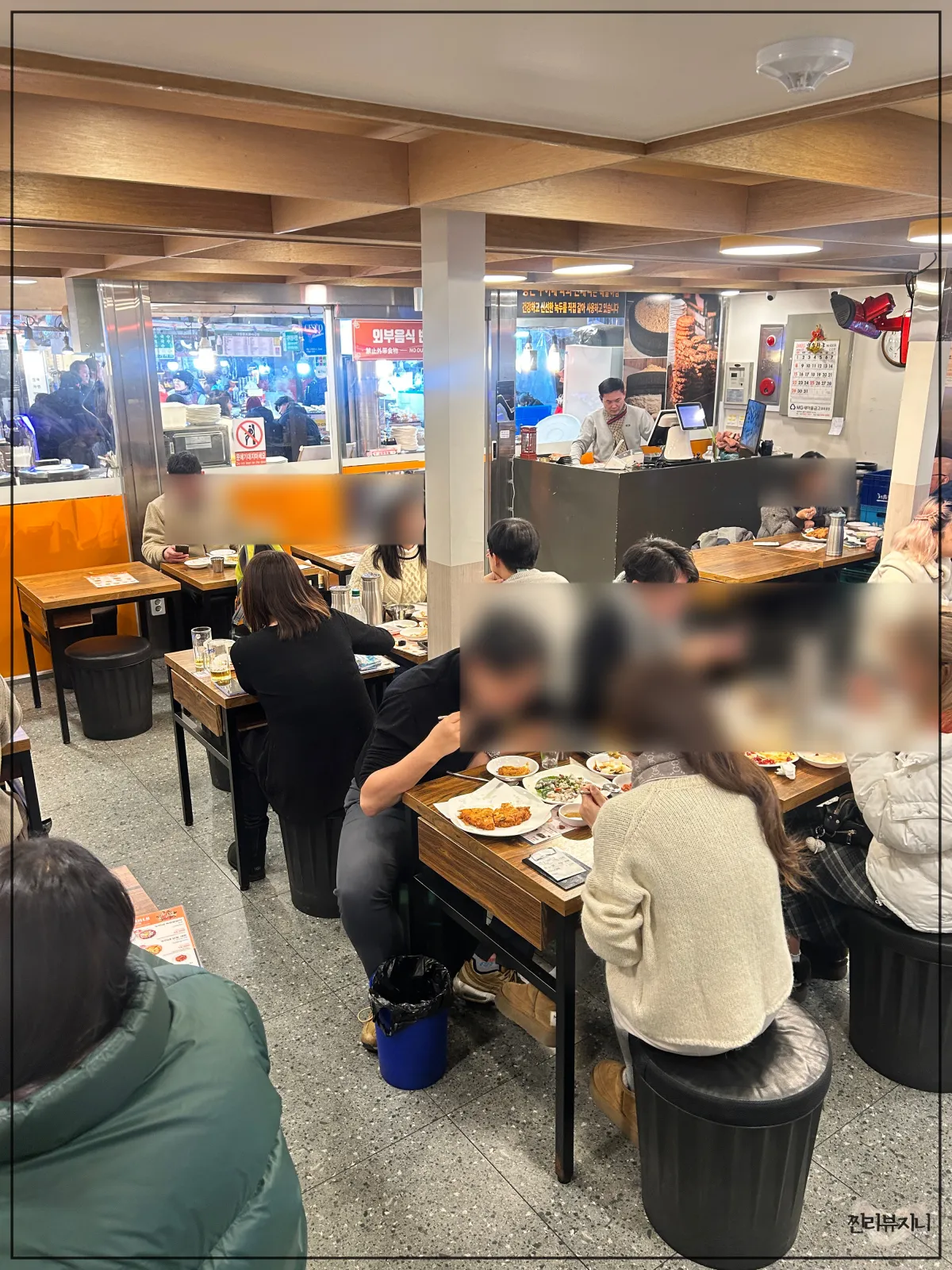 종로-통큰누이네-육회빈대떡-1층-북적이는-내부