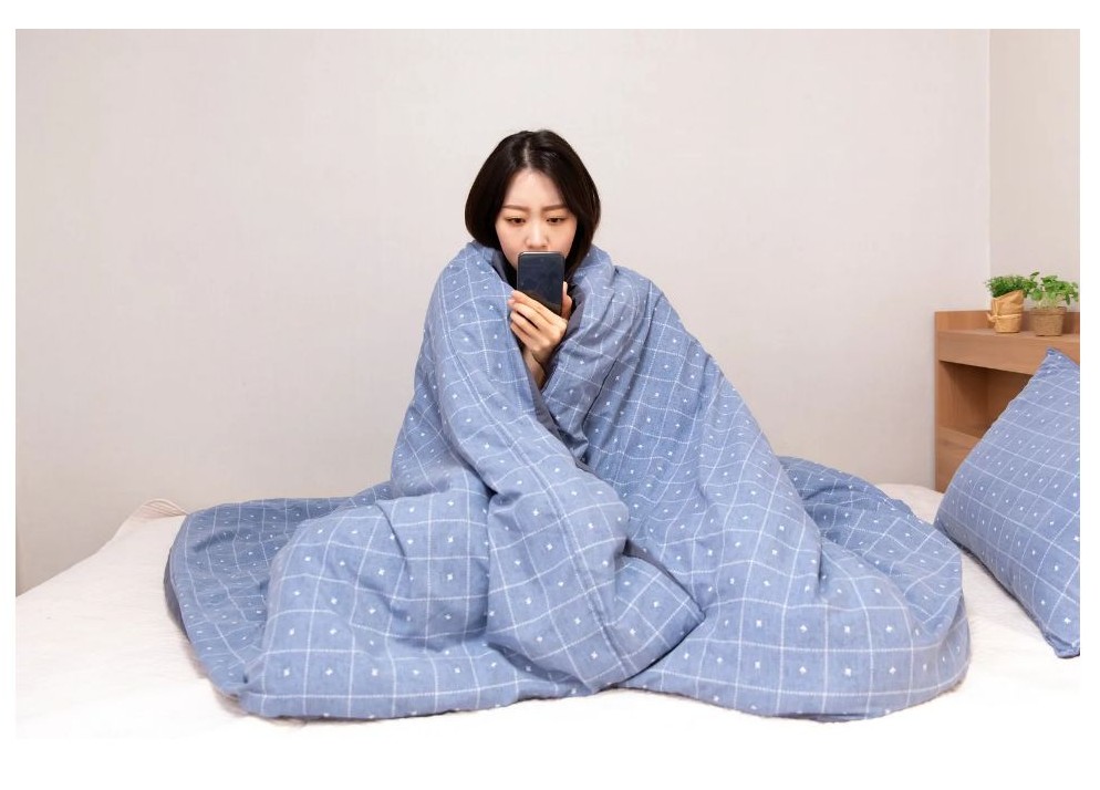 이불 속에 있는 여자 이미지