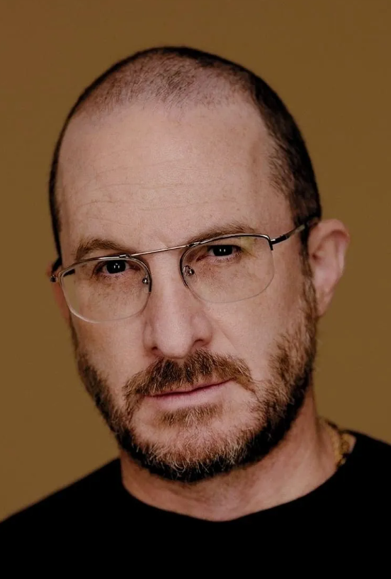 안경쓰고 있는 대런애러노프스키감독 사진