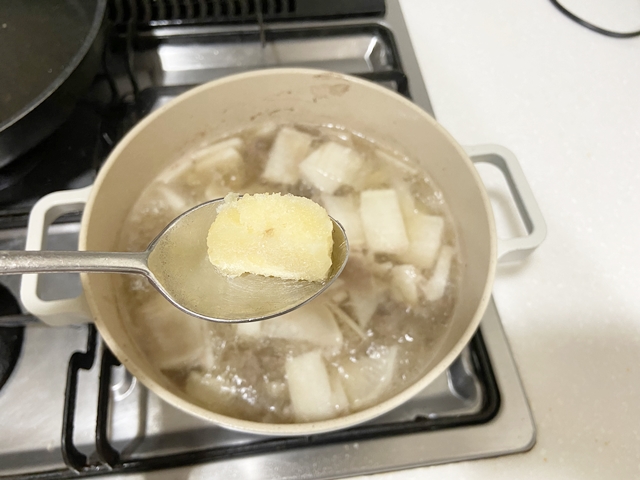 끓여지고있는 무국위에 다진마늘