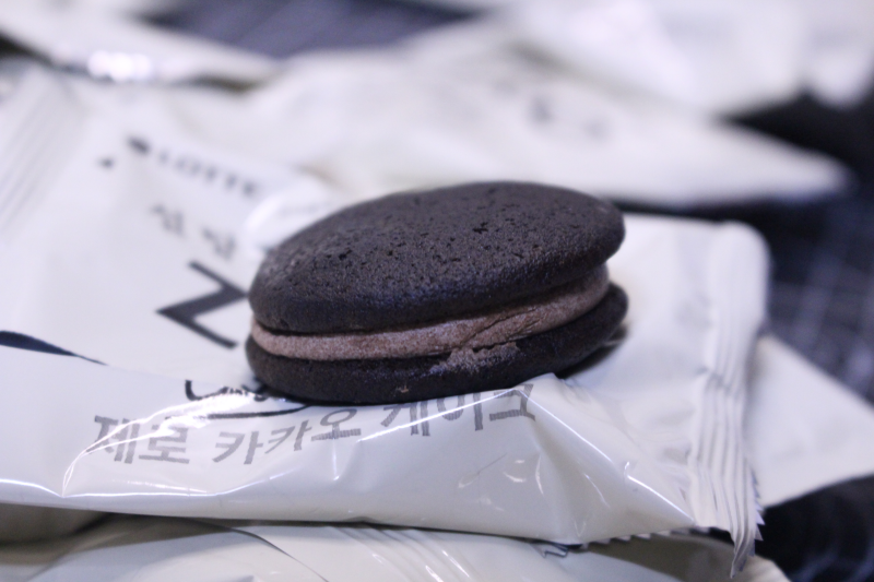 까만색의 제로 카카오 케이크