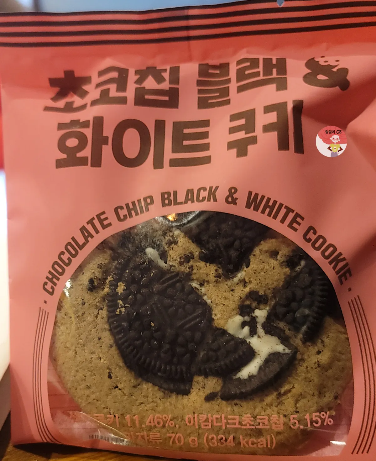 핑크색 패키지에 담겨 있는 컴포즈 커피의 뉴쿠키 중 하나, 초코칩 블랙 &화이트 쿠키
