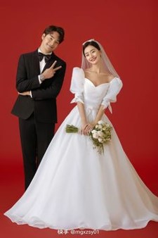 두번-결혼이라-브이자를-선보이는-신랑