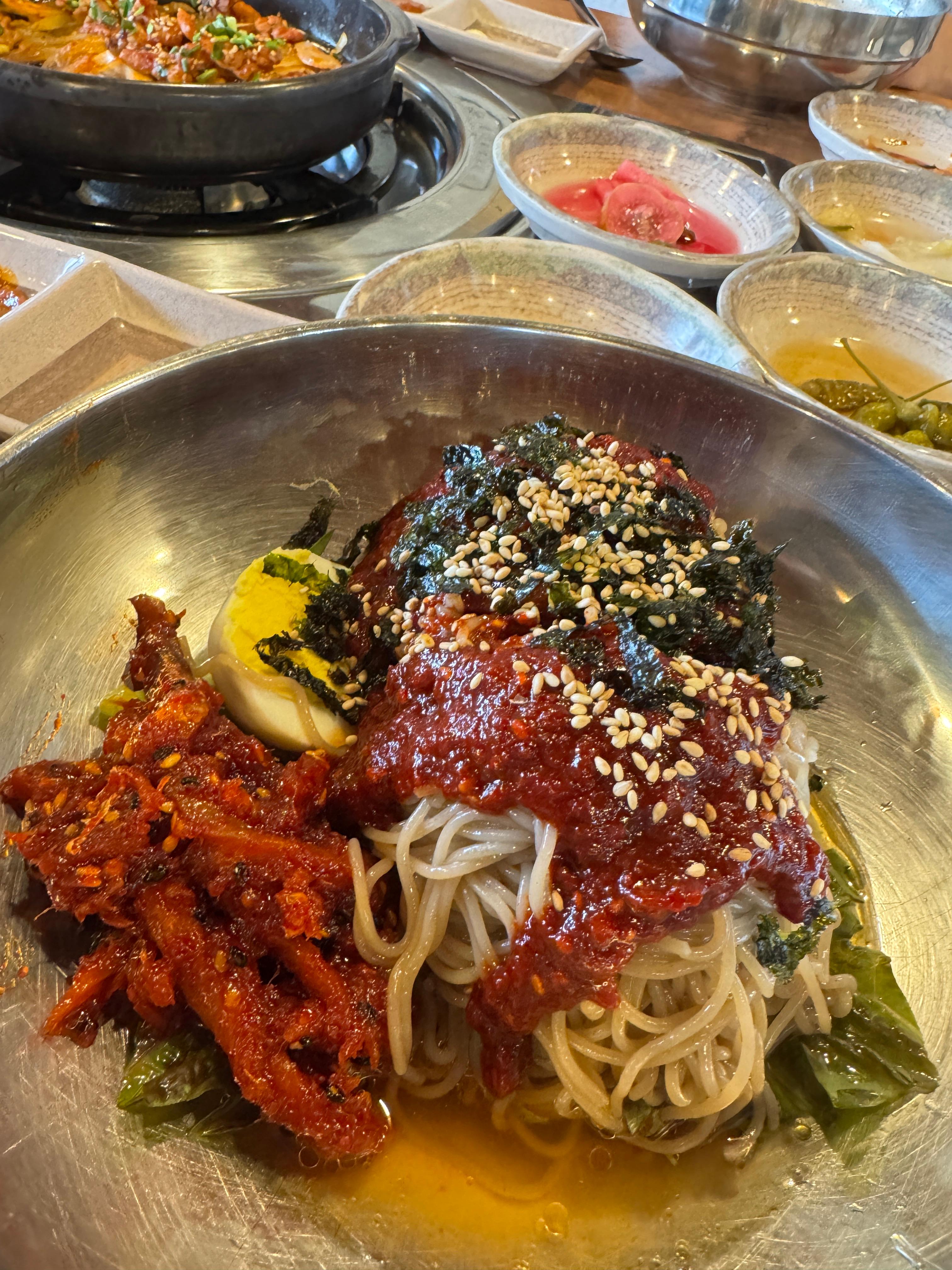 가평 청담 닭갈비 막국수 맛집의 시그니처 메뉴 코다리 막국수, 매콤한 양념과 직접 뽑은 메밀면이 어우러진 모습