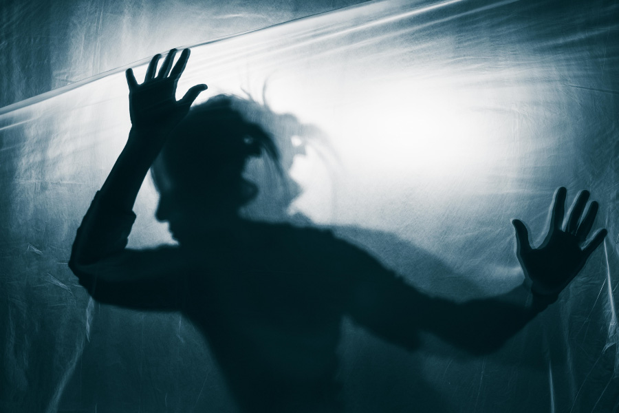 한 여성이 비닐 막 저편에서 나오기 위해 안간힘을 다하고 있는 것을 형상화하면서, 공황장애로 인해서 답답해 하는 것을 형상화한 이미지 사진