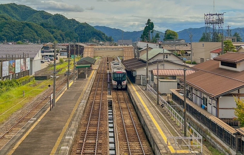 히다후루카와역 전경