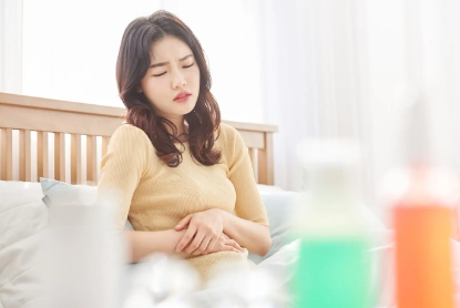 배가 아픈 젊은 여성