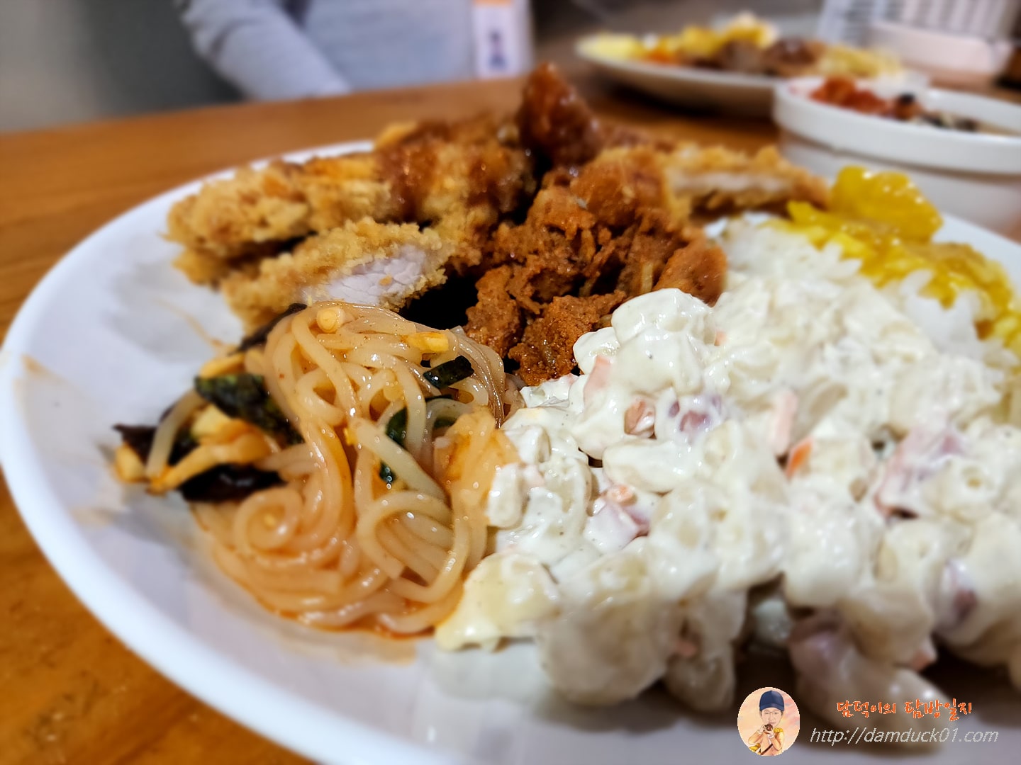 쫄면, 제육볶음, 마카로니 샐러드