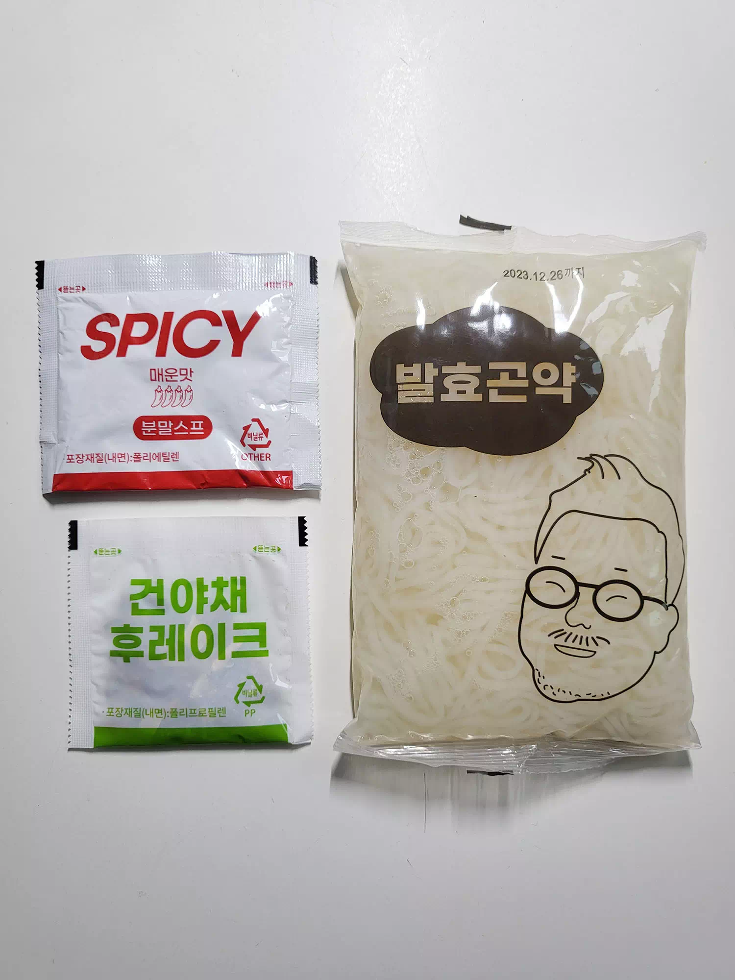 분말스프&#44; 건야채 후레이크&#44; 발효곤약면으로 구성