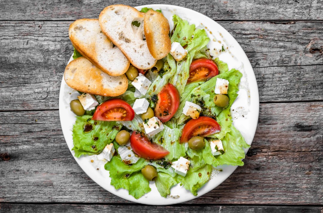 토마토를 활용한 가벼운 샐러드 한 끼를 보여주는 다이어트 식단 이미지