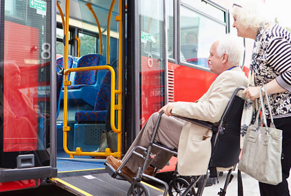 훨체어타고 버스타기 이미지사진