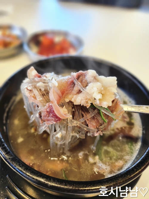 명인대동양평해장국 소머리국밥 한입샷 – 당면과 고기 가득한 뜨끈한 한 그릇