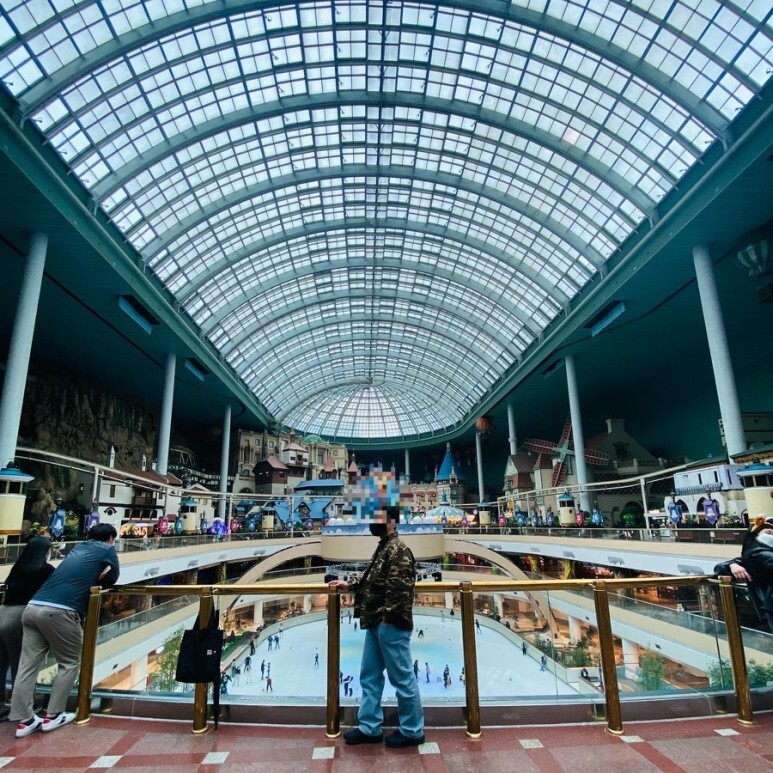 데일리룩(오뭘입) 위캔더스 카모 카고 자켓, 어커버 반팔 티셔츠, 토피 와이드 데님 팬츠 연청, 뉴발란스 410v5 블랙, 남자데일리룩, 남자데일리코디, 남자데일리패션, ootd