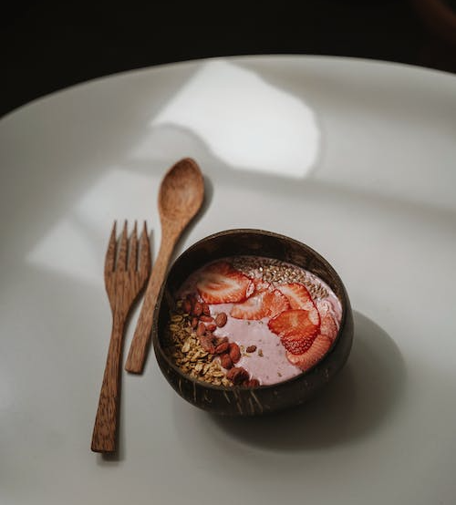 견과류&#44; 딸기가 들어 있는 그릇 사진