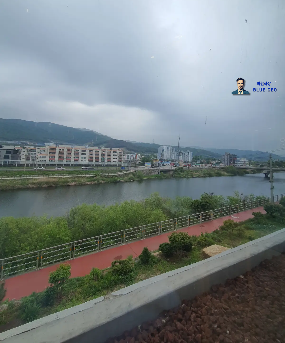 경남-양산-대형카페-대니얼-2층-실내-통창-경치