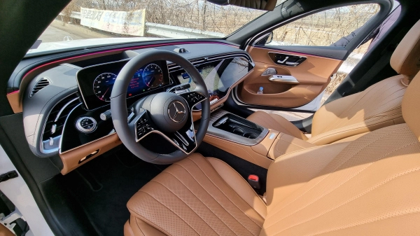 E300 4MATIC 익스클루시브의 1열 전경