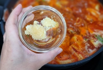 닭도리탕 맛있게 만드는법 : 마늘을 넣고 있다
