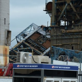 울산화력발전소 보일러 타워 붕괴 수색 ‘경보음으로 중단’ 붕괴 위험 속 실종자 2명