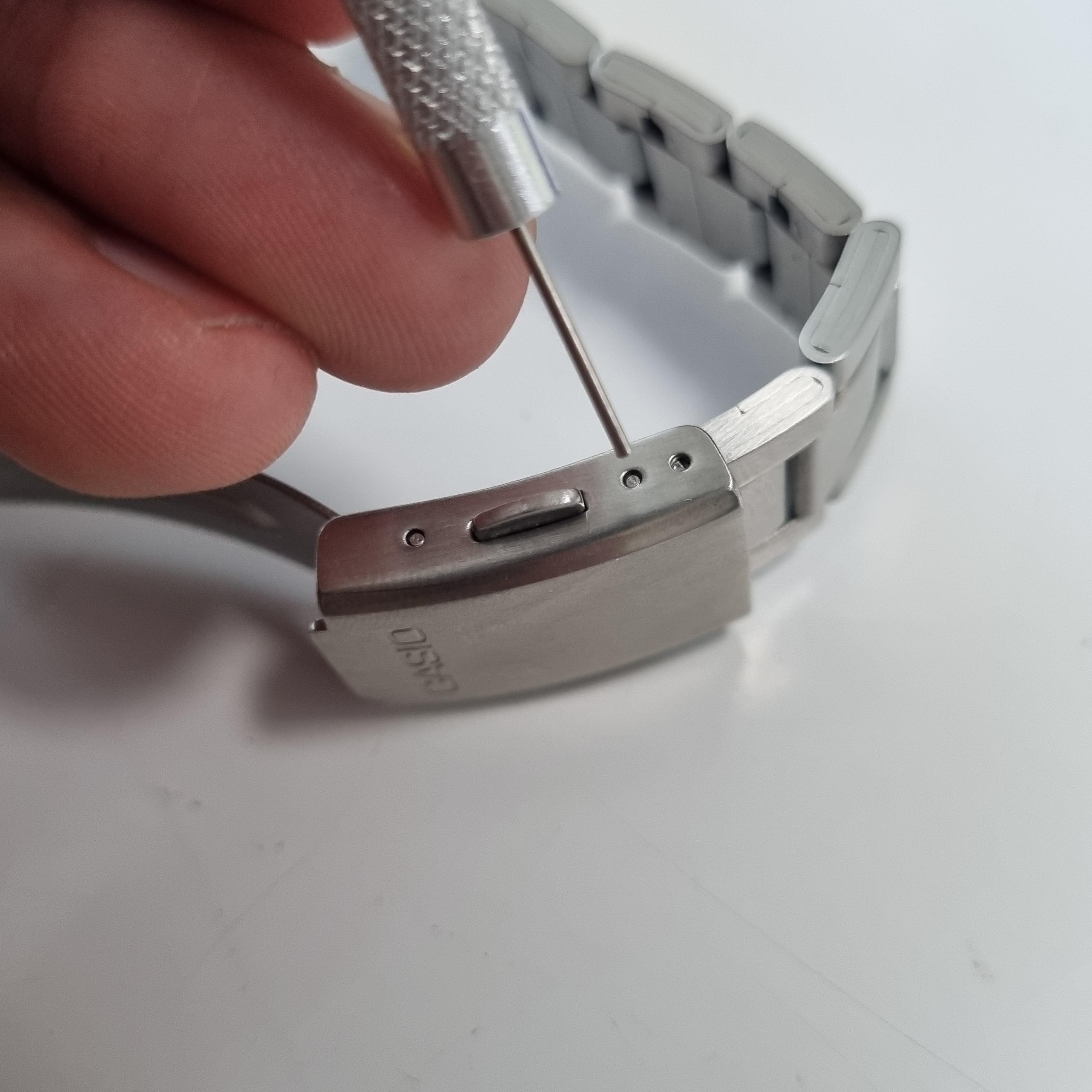 카시오 메탈 시계줄 길이 조절을 위한 버클 핀 분리 단계