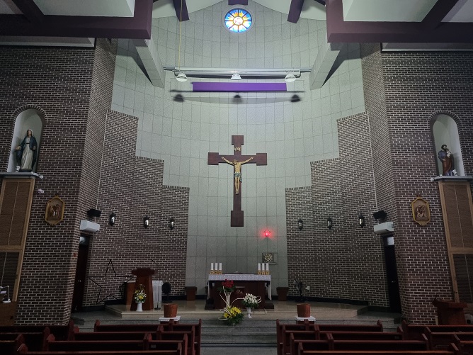 서울 금호동성당 성전 안 제대, 제단, 십자고상, 감실 사진