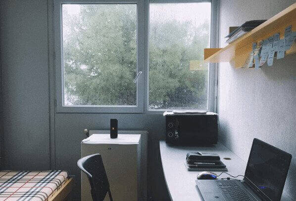 비-내리는-창-밖,-그리고-원룸-실내