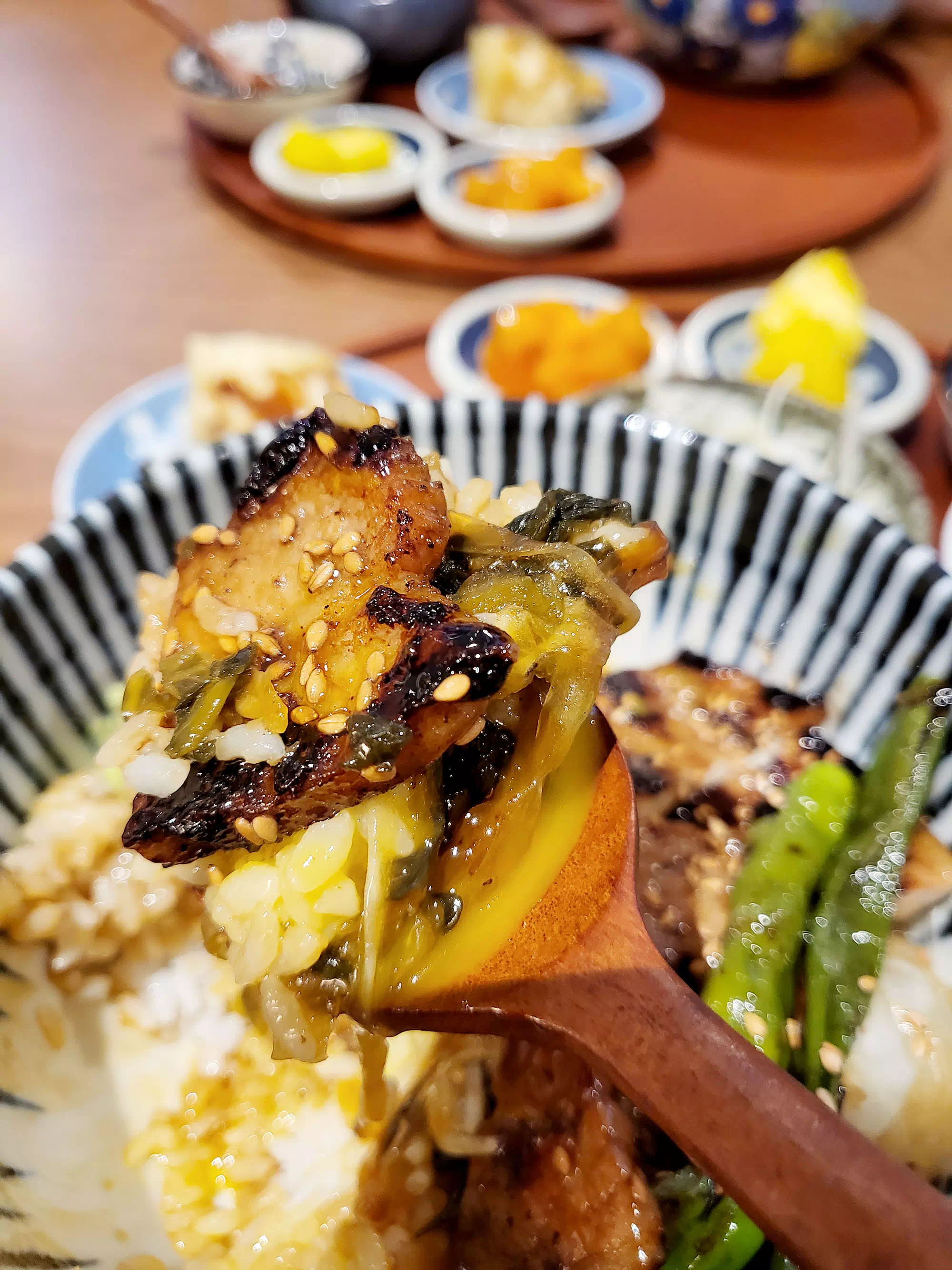 노른자와 어우러진 삼겹살
