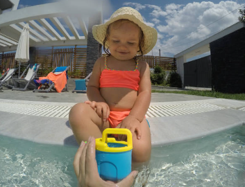 키즈펜션 물놀이중인 아기