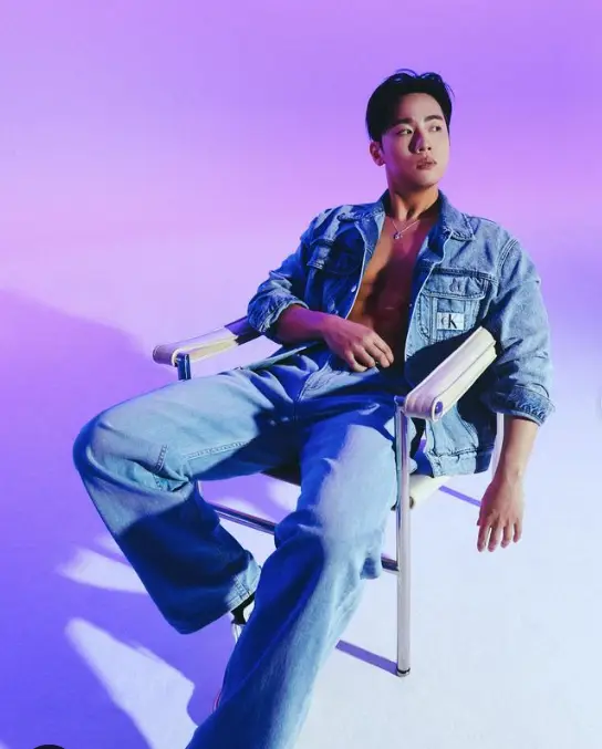 솔로지옥3-
청바지 청자켓을 입고 흰의자에 기대어 앉아 먼곳을 바라보는 한해