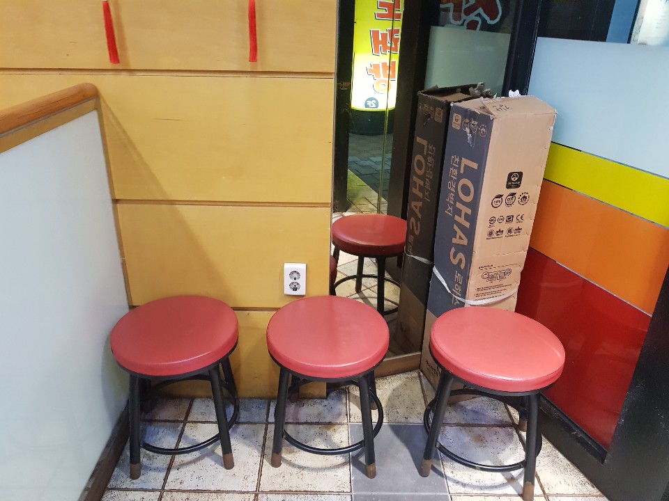 입구에 위치한 계산대와 대기석