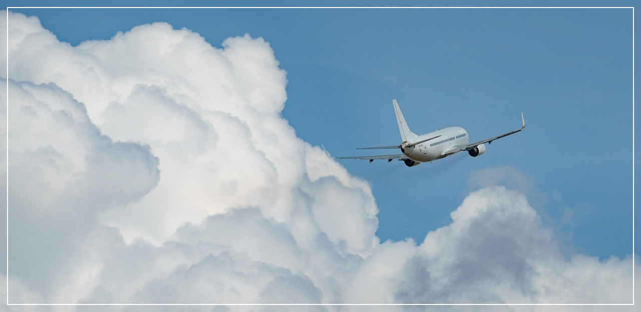 하늘을 나는 비행기