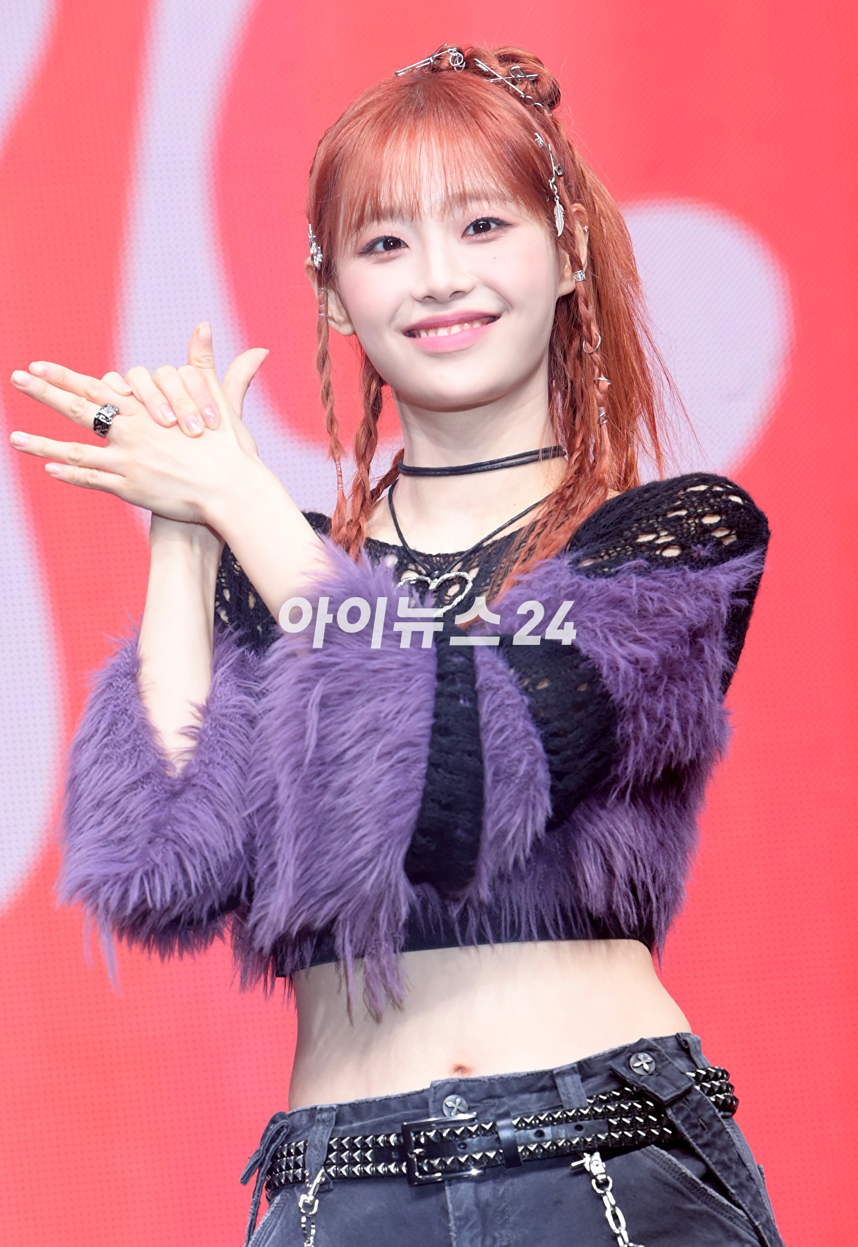 가수 츄가 18일 오후 서울 광진구 예스24라이브홀에서 열린 츄(CHUU) 첫 번째 미니앨범 &#39;하울&#39; 발매 기념 쇼케이스에서 타이틀곡 &#39;하울&#39; 무대를 선보이고 있다. [사진=정소희 기자]