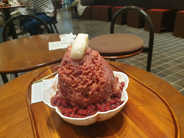 팥과 팥물이 든 얼음 그리고 떡이 올라간 팥빙수