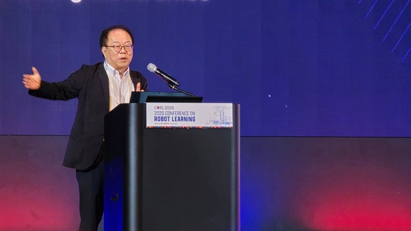 오준호 삼성전자 미래로봇추진단 단장이 30일 서울 강남구 코엑스에서 열린 '휴머노이드 2025'에서 기조연설을 하고 있다.