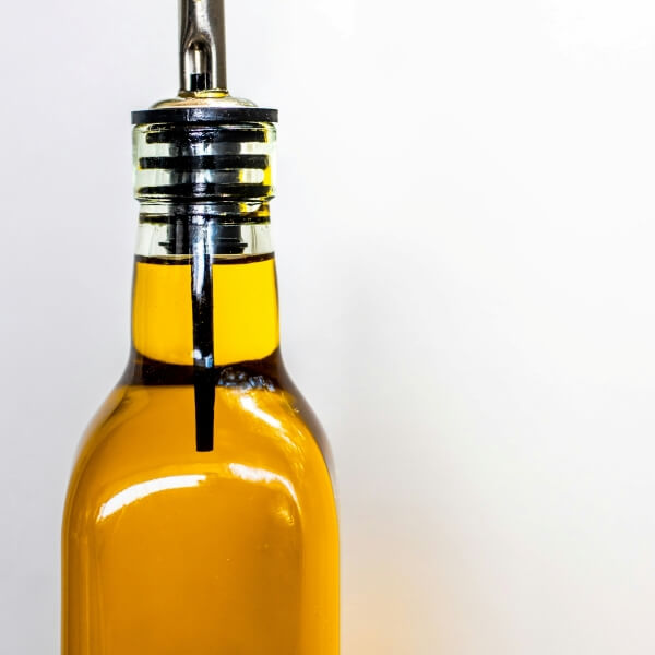 들기름이-유리병에-담겨있는-사진