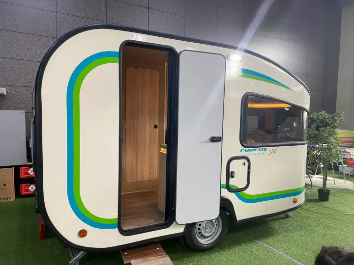 출입문을-열어-놓은-카펜토360-카라반