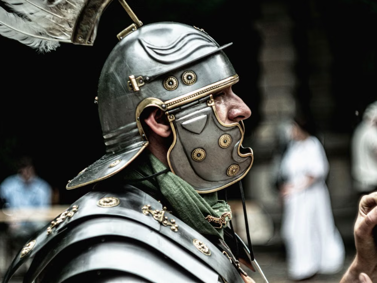 로마 기병의 얼굴 가면 투구(Roman Cavalry Mask Helmet), 로마 병사는 왜 사람 얼굴을 한 금속 가면을 쓰고 말을 달렸을까?