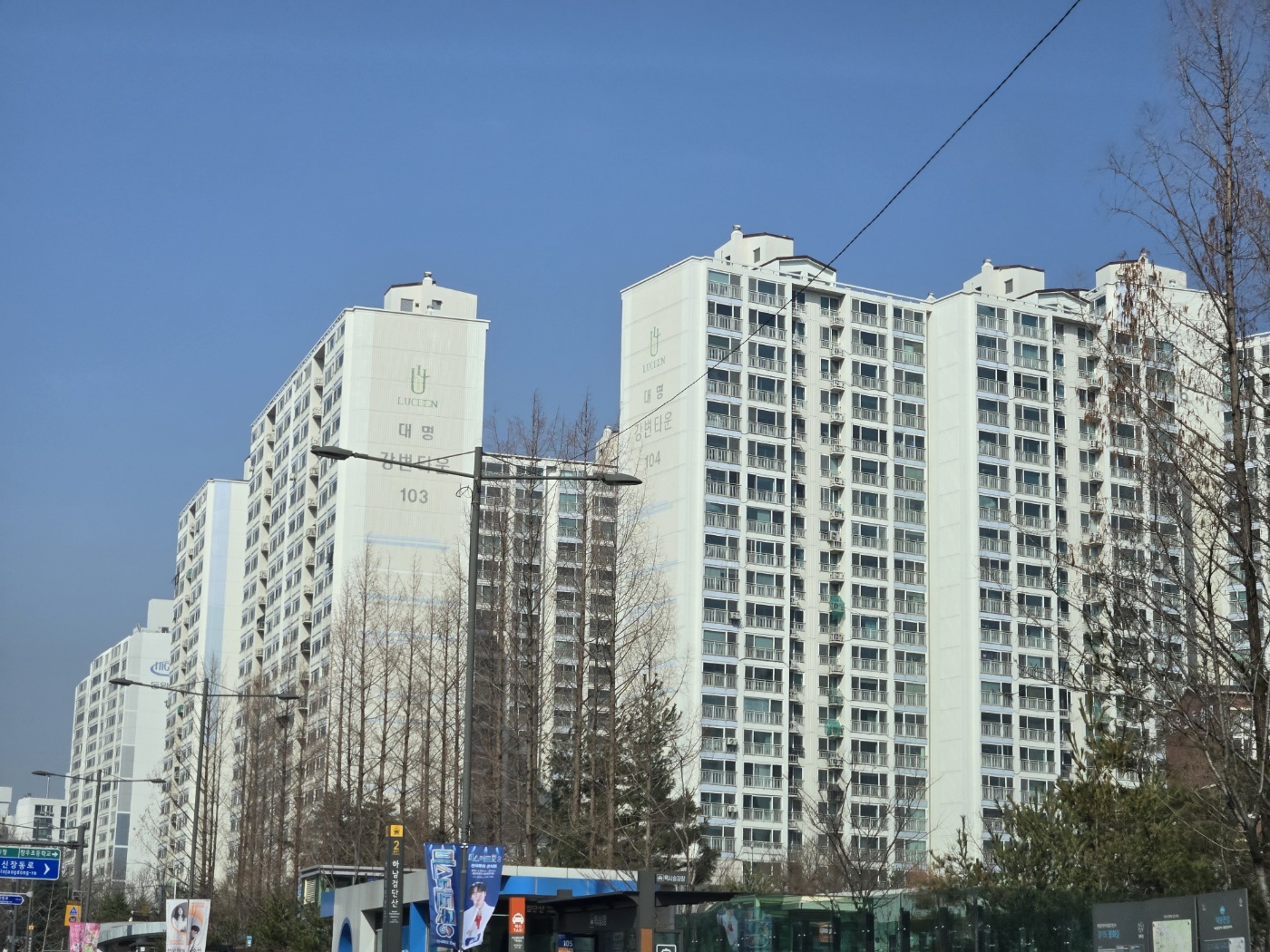 검단산역 2번출구 앞 창우초등학교와 대명강변타운 아파트 전경