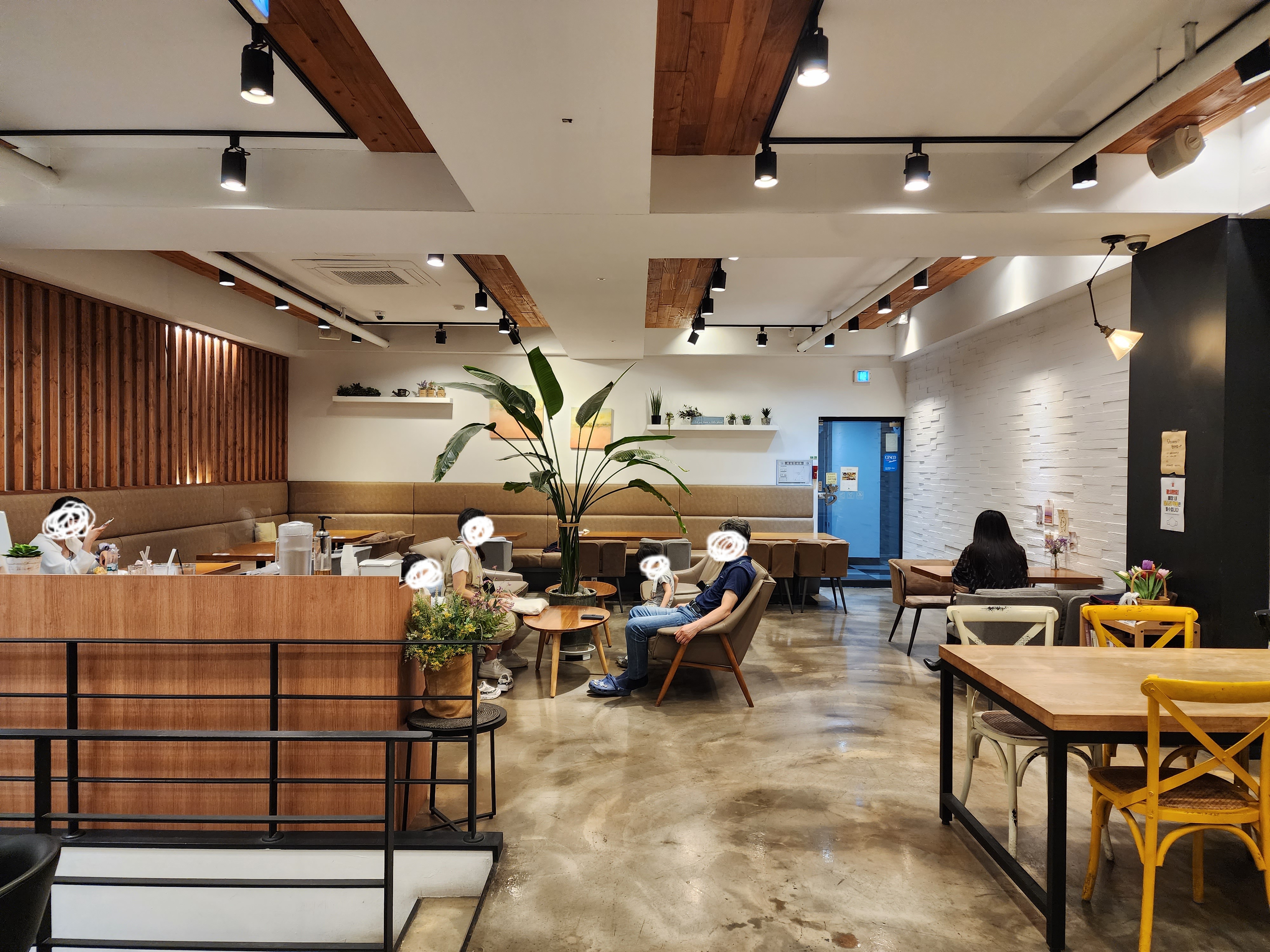 아띠랑스 카페 2층