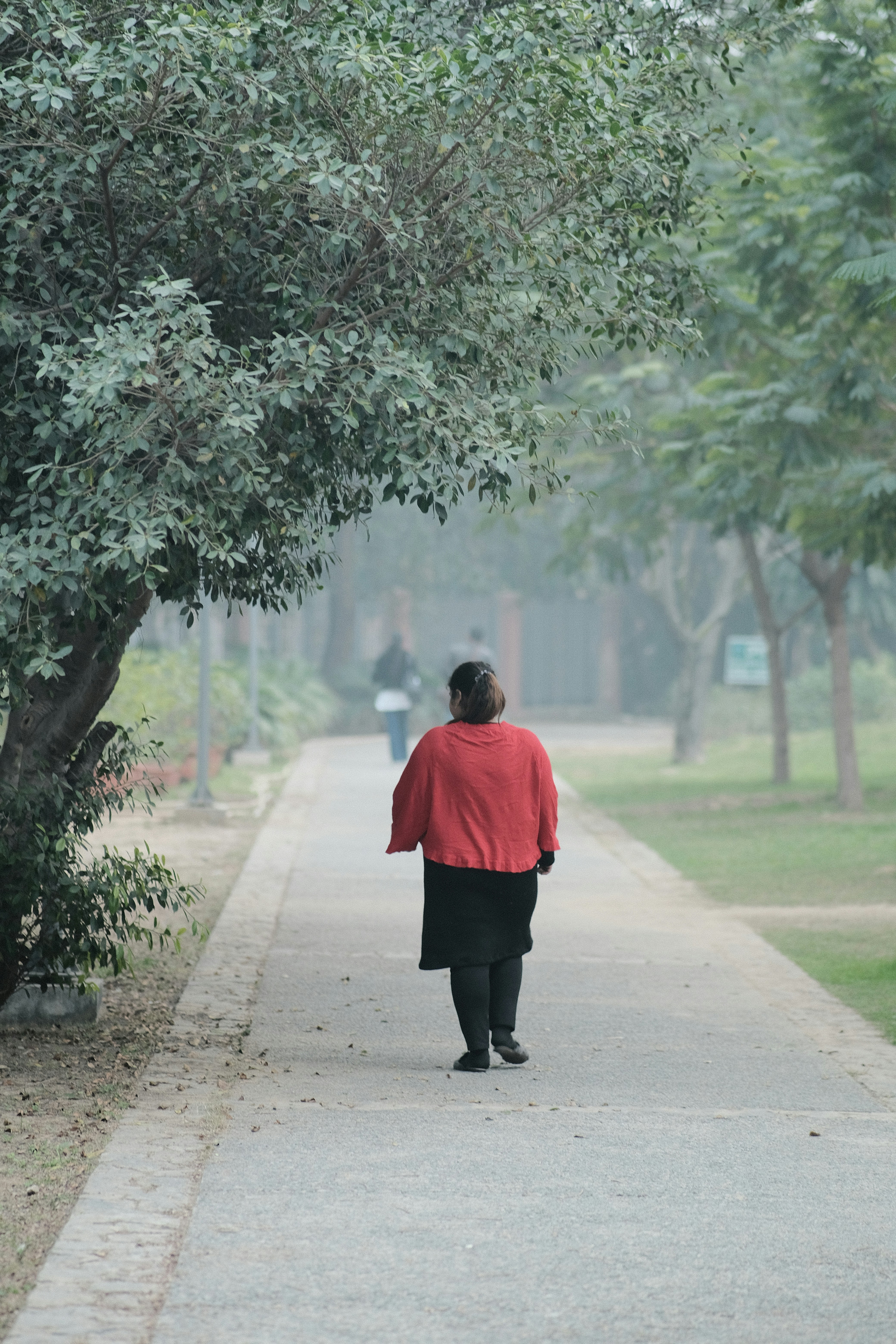 걷기와 명상을 하는 50대 여성 관련 사진