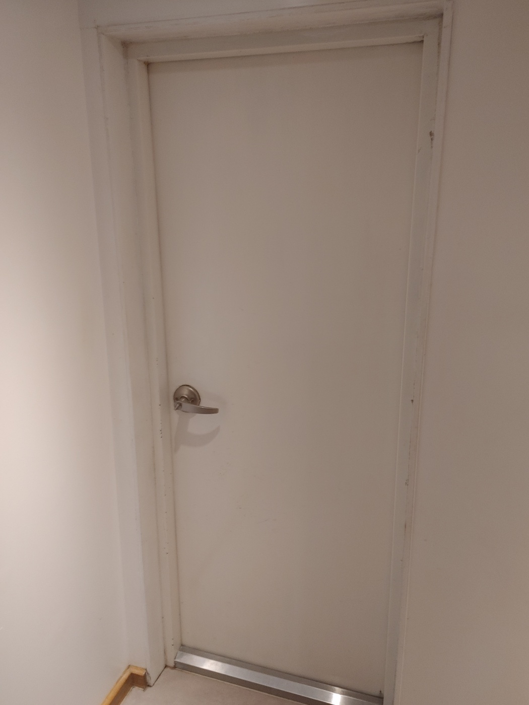 2층 객실에 문이 있다. 여기는?