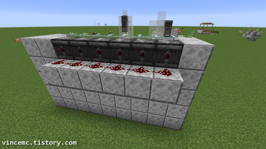 피스톤 뒤에 블록을 설치한 뒤 그 위에 레드스톤 가루를 일렬로 설치한 모습
