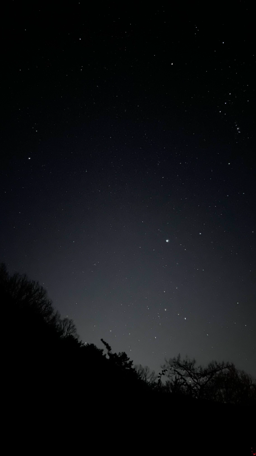 산과 넓고 높은 하늘을 배경으로 한 별빛사진