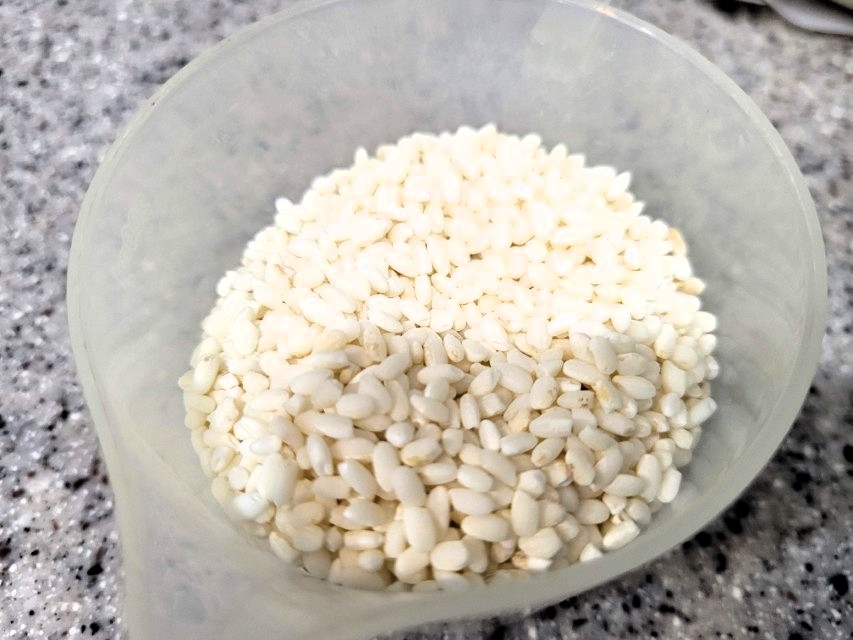 밥에 넣기 위해 계량한 찹쌀 한 컵